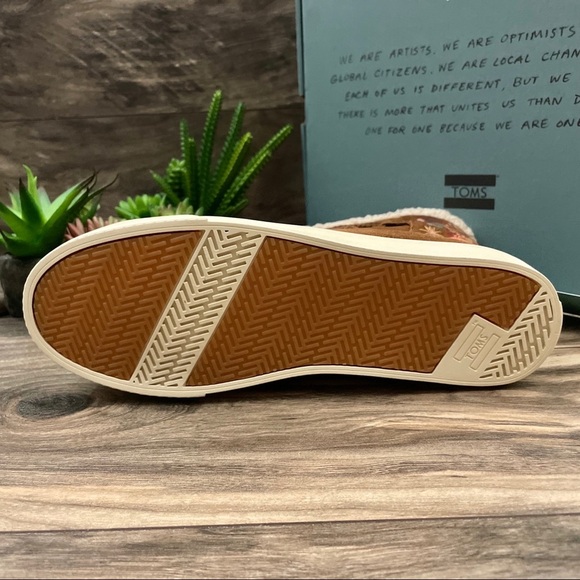 Toms Alpine Faux Shearling Water Resistant Boots - Picture 10 of 11